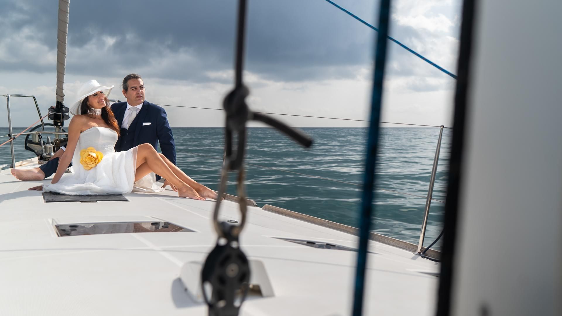 Tour privato di Aci Trezza in barca a vela luxury -4h