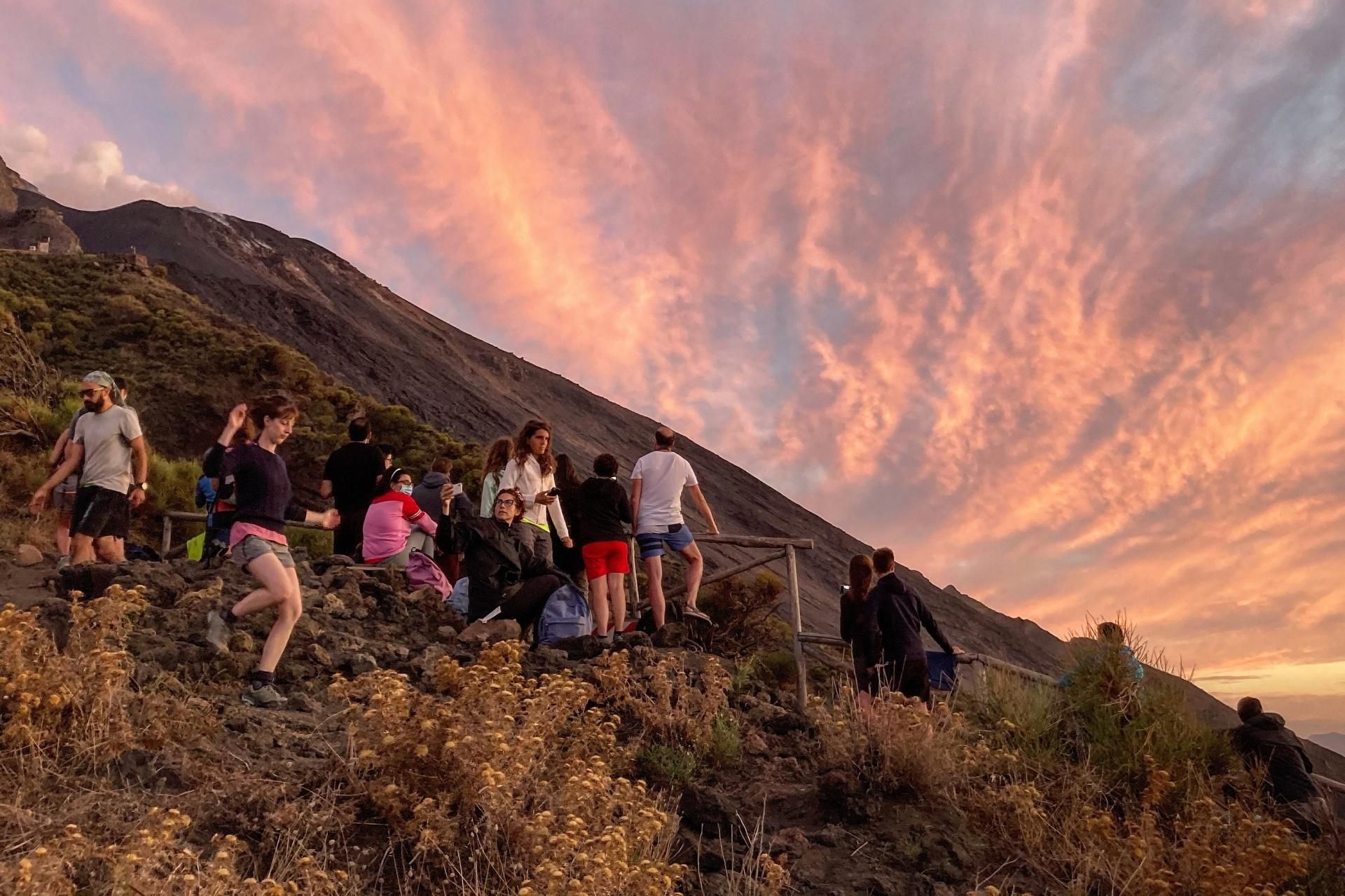 Stromboli: trekking al tramonto su un Vulcano attivo